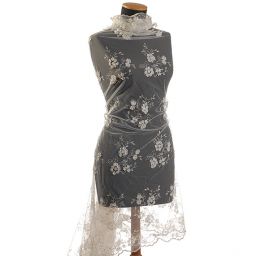 Krajka na tylu s květinovým aplikacemi smetana/stříbro