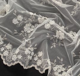 Krajka na tylu s květinovým aplikacemi smetana/stříbro