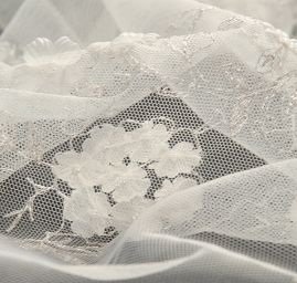 Krajka na tylu s květinovým aplikacemi smetana/stříbro