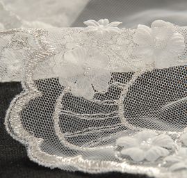 Krajka na tylu s květinovým aplikacemi smetana/stříbro