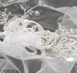 Krajka tylová s květinovými aplikacemi