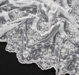 Bordurová krajka výšivka na tylu bílá barokní motiv