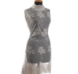 Efektní krajka stříbrná výšivka na tylu perličky