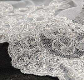 Efektní krajka stříbrná výšivka na tylu perličky