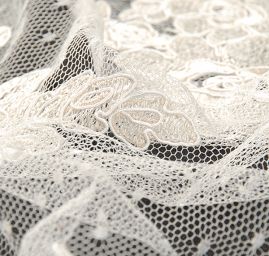 Krajka bordurová výšivka růže/puntíky smetanová