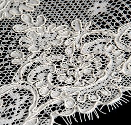 Krajková aplikace výšivka na tylu bílá