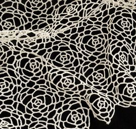 Efektní hrubá krajka motiv růží slonová kost