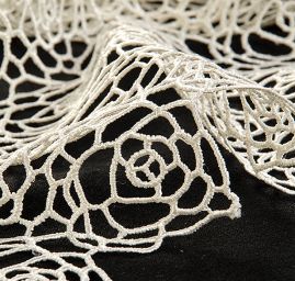 Efektní hrubá krajka motiv růží slonová kost