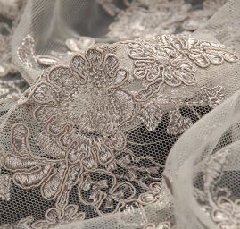 Efektní krajka výšivka na tylu květinový motiv šedá
