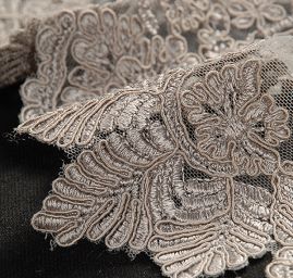 Efektní krajka výšivka na tylu květinový motiv šedá