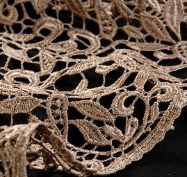 Efektní hrubá krajka motiv květ/ornament šedohnědá