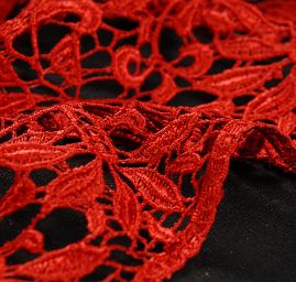 Efektní hrubá krajka motiv květ/ornament červená