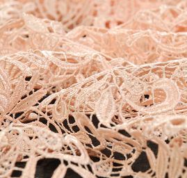 Efektní hrubá krajka motiv květ/ornament broskvová