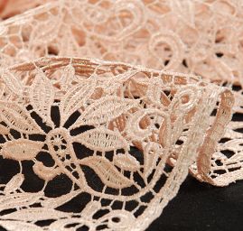 Efektní hrubá krajka motiv květ/ornament broskvová