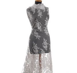 Krajka/tyl s puntíky a květinovou výšivkou bílá 