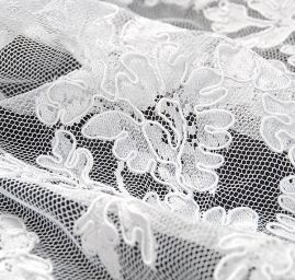 Krajka/tyl s puntíky a květinovou výšivkou bílá 