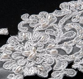 Krajková aplikace s korálky bílá