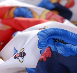 Hodvábny krepdešín tlač motýle červená / modrá / biela