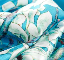 Hedvábný satén květinový motiv tyrkysový