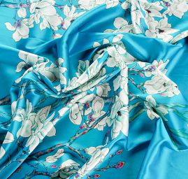 Hedvábný satén květinový motiv tyrkysový