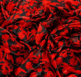 Hedvábný satén květinový motiv červená/černá