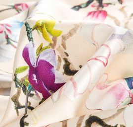 Hedvábný satén květinový motiv magnolie