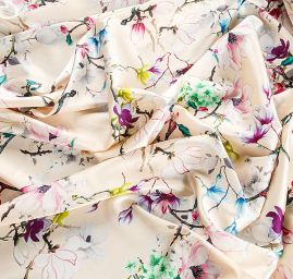 Hedvábný satén květinový motiv magnolie