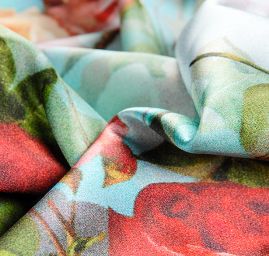 Hedvábný satén květinový motiv růže