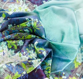 Hedvábný satén květinový motiv