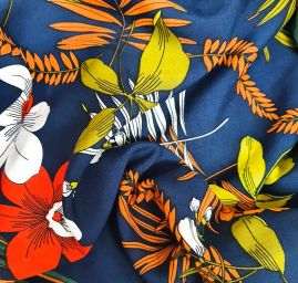 Viskozová šatová látka tisk květiny tm.modrá