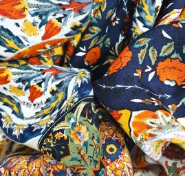 Viskozová šatová látka tisk květinové medajlony