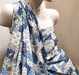 Viskozová šatová látka tisk patchwork modrobílý