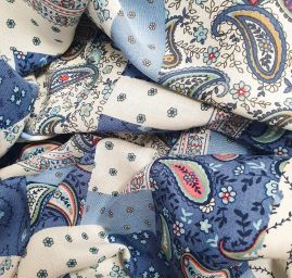 Viskozová šatová látka tisk patchwork modrobílý
