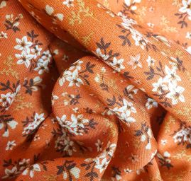 Viskozová šatová látka tisk malé květy skořicová