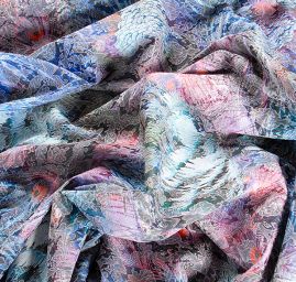 Žakárová pružná látka ornamenty tisk paví pera růžová