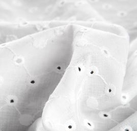 Madeira vyšívaná látka puntíky bílá II. jakost