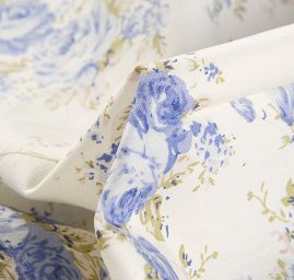 Bavlněná látka z kolekce Dapper s modrým kytičkovým motivem