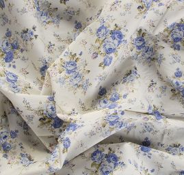 Bavlněná látka z kolekce Dapper s modrým kytičkovým motivem