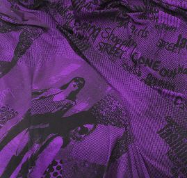Úplet postavy v barvách fialovočerné