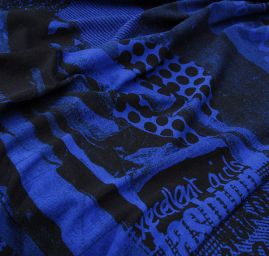 Úplet postavy v barvách modročerné