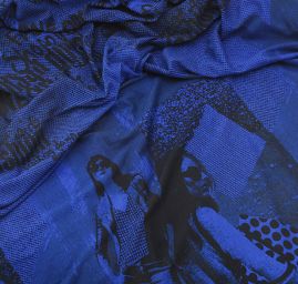 Úplet postavy v barvách modročerné