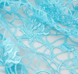 Efektní krajka síť protkaná růžemi tyrkysové barvy