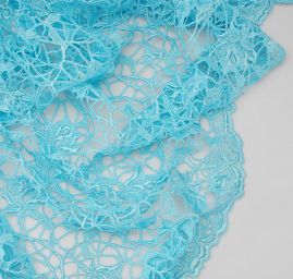 Efektní krajka síť protkaná růžemi tyrkysové barvy