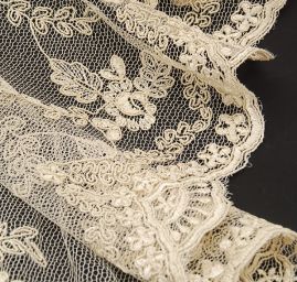 Krajka vyšívaná na tylu motiv růže 