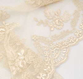 Krajka vyšívaná na tylu motiv růže 