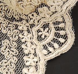 Krajka vyšívaná na tylu motiv růže 