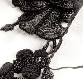 Květinová aplikace s flitry černé barvy