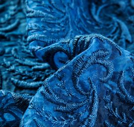 Organza vyšívaná květinový ornament tm.modrá