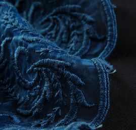 Organza vyšívaná květinový ornament tm.modrá