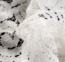 Krajka na tylu s velkými oky bílá